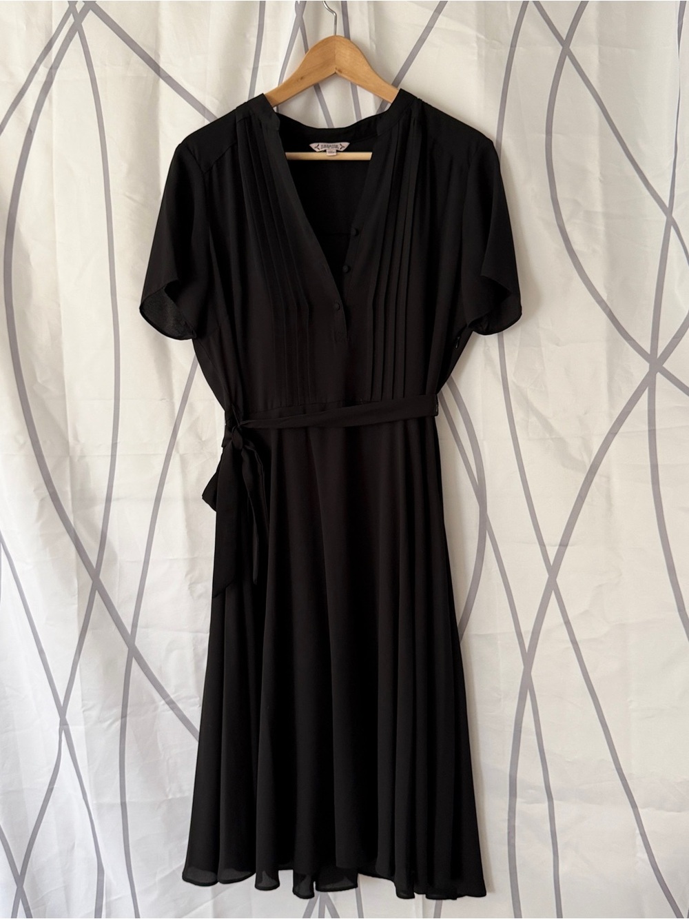 Nanette Lepore Women's Size 10 Classic Little Black V-Neck Pleated Midi Dress